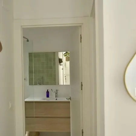 Moderno Y Luminoso En El Centro De Apartamento